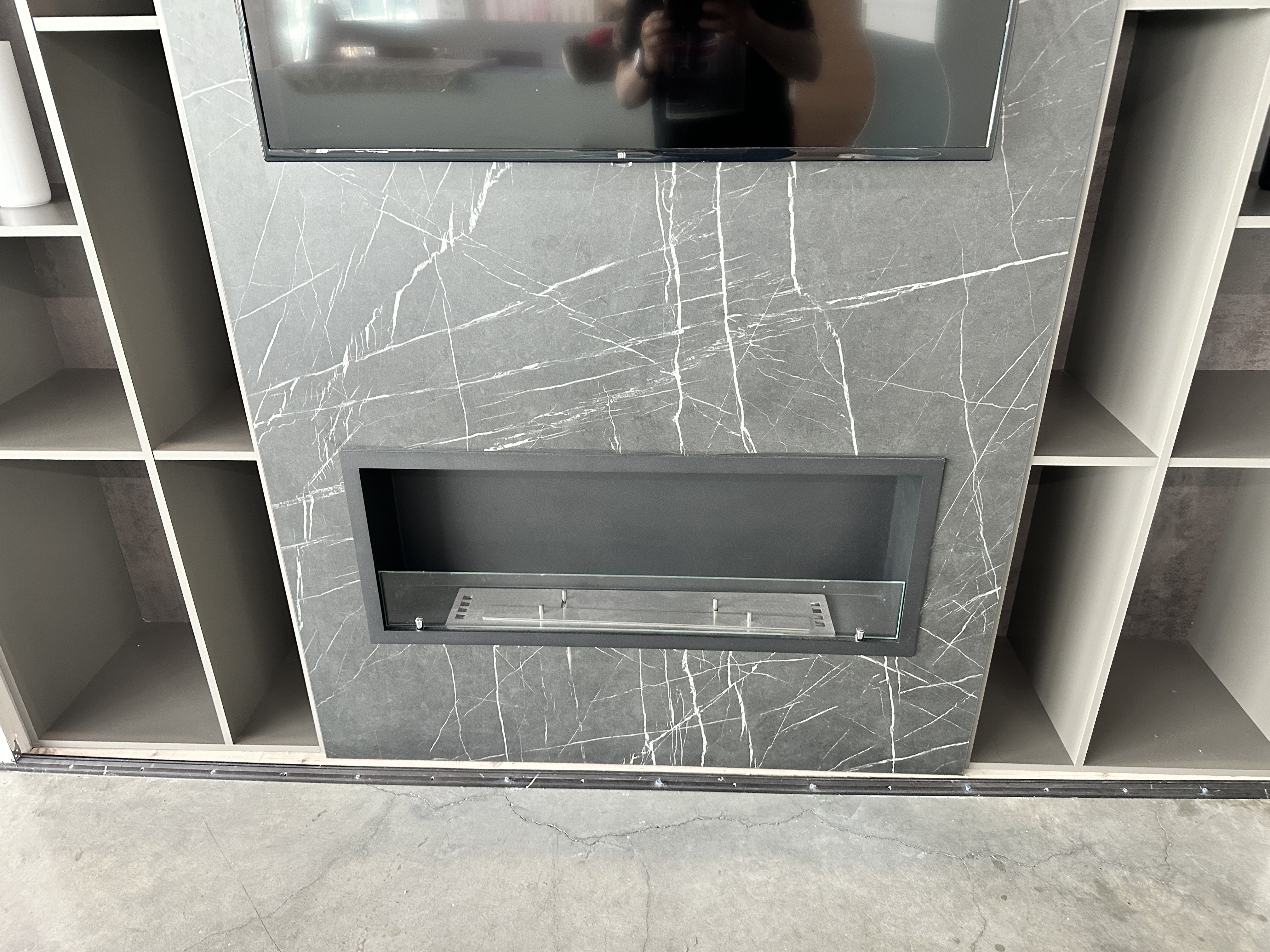 Строгая модель биокамина Firezo Classic для семейного уюта в квартире